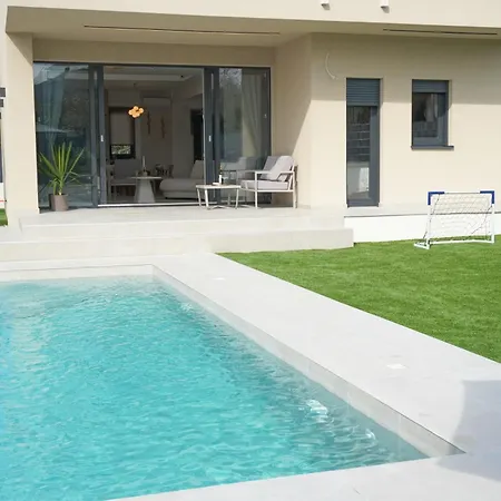 Blue Horizon With Heated Pool 4br And Skylight * Kaštela