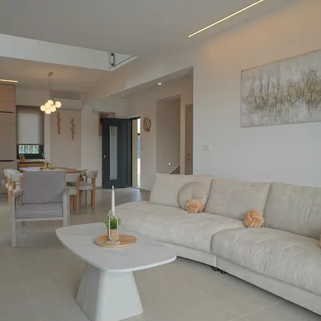 Blue Horizon With Heated Pool 4br And Skylight *